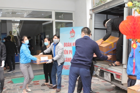 Tổng công ty HUD trao tặng 10.000 khẩu trang y tế và 2.800 chai dung dịch rửa tay khô diệt khuẩn cho tỉnh Vĩnh Phúc