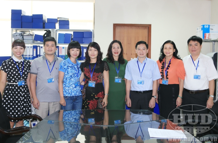 Cán bộ, chuyên viên Khối cơ quan Tổng công ty HUD  thực hiện nghiêm túc việc đeo thẻ tại nơi làm việc