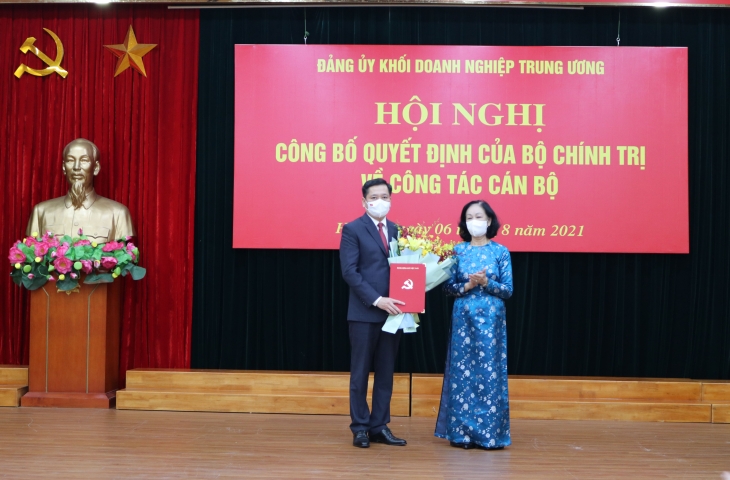 Công bố và trao Quyết định của Bộ Chính trị về công tác cán bộ