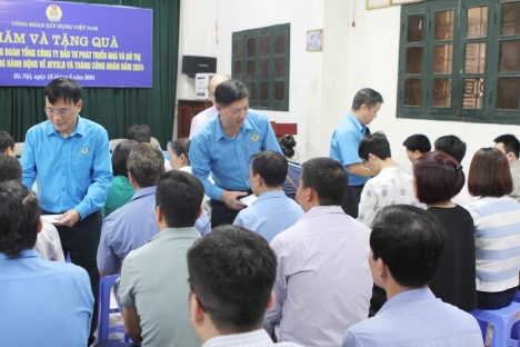 Công đoàn Xây dựng Việt Nam: Thăm, tặng quà đoàn viên công đoàn HUD