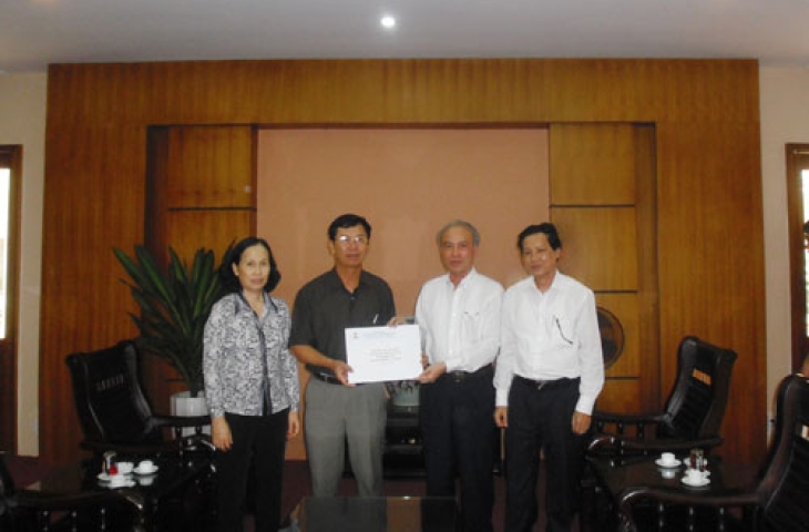 Tổng Công ty Xây dựng Bạch Đằng thăm tặng quà cho nhân dân huyện Thủy Nguyên bị thiệt hại do cơn bão số 2 gây ra