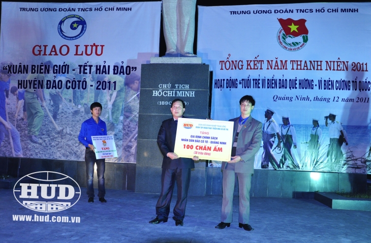 Đoàn TN Tập đoàn thăm, tặng quà gia đình chính sách và nhân dân huyện đảo CôTô - Quảng Ninh