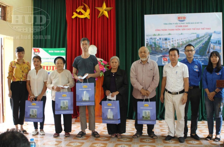 Tuổi trẻ HUD tặng thiết bị “sân chơi thể thao ngoài trời” cho nhân dân phường Trung Hưng, thị xã Sơn Tây, Hà Nội