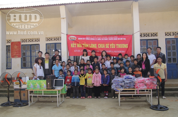Tổng công ty HUD thăm và tặng quà thày, cô và các cháu học sinh mầm non và tiểu học bản Cóc, xã Đông Sang, huyện Mộc Châu, tỉnh Sơn La