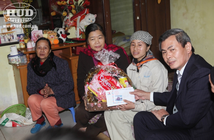 Công đoàn Xây dựng Việt Nam và Công đoàn Tập đoàn HUD thăm tặng quà các CBCNV có hoàn cảnh khó khăn đang công tác tại các Công ty thuộc Tập đoàn HUD