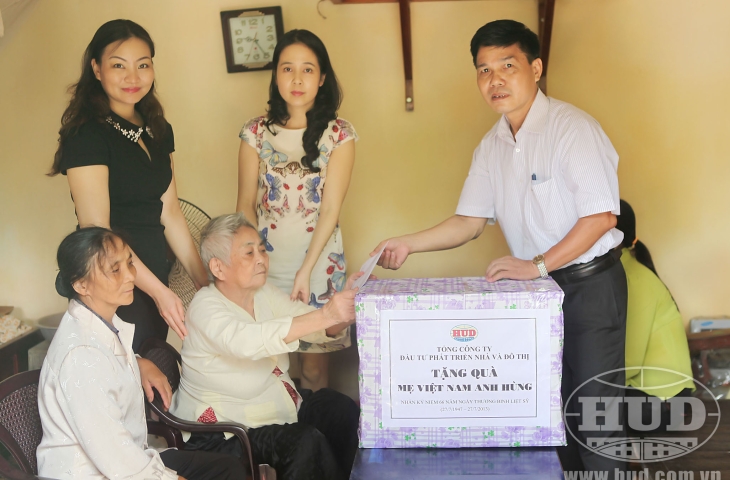 Tổng công ty HUD tổ chức thăm hỏi, tặng quà các Mẹ Việt Nam Anh hùng nhân ngày Thương binh liệt sĩ 27/7