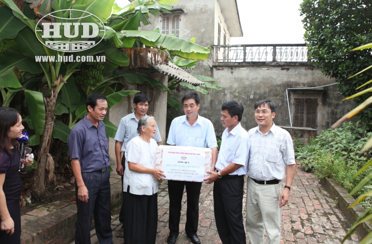 Tập đoàn thăm, tặng quà cho thương binh và mẹ Việt Nam Anh hùng nhân ngày 27/7 