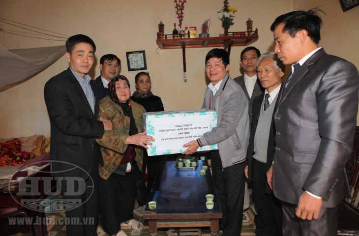 Tổng công ty HUD tổ chức thăm hỏi, tặng quà chúc Tết và trao tiền phụng dưỡng cho các Mẹ Việt Nam Anh hùng và Công đoàn Tổng công ty trao quà cho cán bộ công nhân viên, người lao động có hoàn cảnh khó khăn 