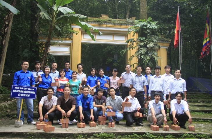Đoàn Thanh niên Tập đoàn tổ chức dâng hương tại Đền thờ Chủ tịch Hồ Chí Minh và đóng góp một ngày công xây dựng Tháp tại đỉnh núi Vua, Ba Vì - Hà Nội