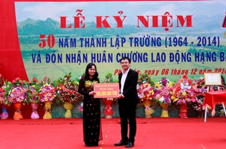 Tổng công ty HUD trao tặng  số quà trị giá 300 triệu đồng cho Trường THPT Phù Yên nhân dịp trường được vinh dự trao tặng Huân Chương Lao động hạng Ba