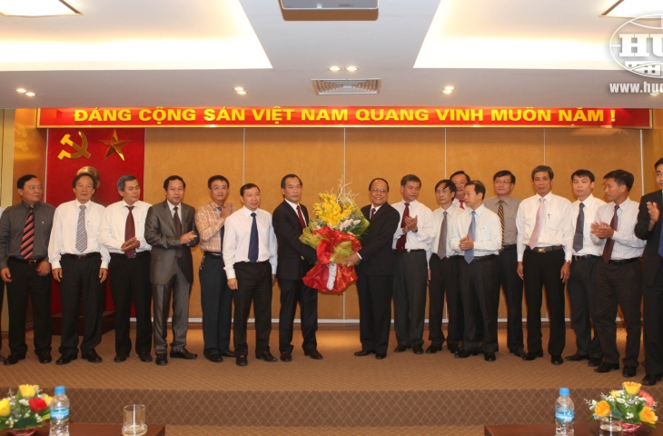 Cán bộ, nhân viên Tập đoàn chia tay đồng chí Nguyễn Hiệp - Chủ tịch Tập đoàn được nghỉ theo chế độ từ tháng 10/2011