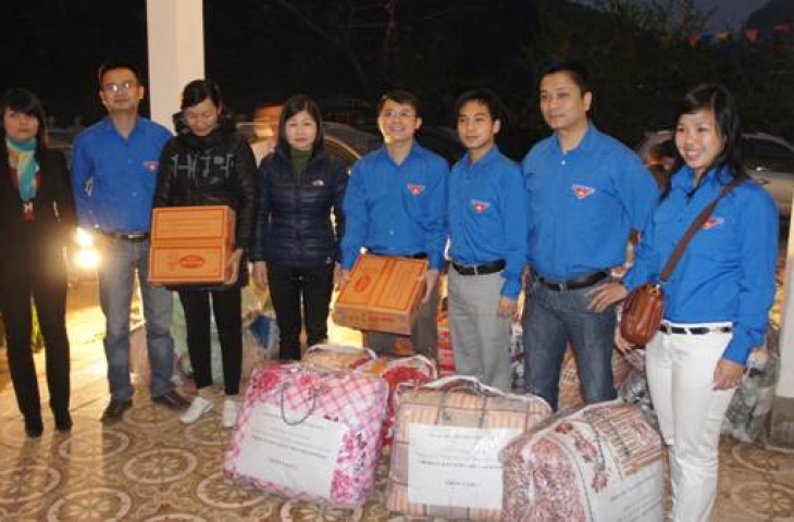 Đoàn Thanh niên Ban QLDA HUD Tower: tổ chức Chương trình “Áo ấm tình thương” tặng quà cho các em học sinh Trường tiểu học Đồng Văn B (tỉnh Hà Giang)