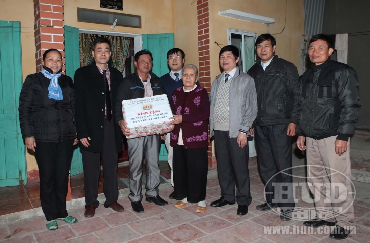 Tổng công ty HUD tổ chức thăm hỏi, tặng quà chúc Tết và trao tiền phụng dưỡng cho các Mẹ Việt Nam Anh hùng