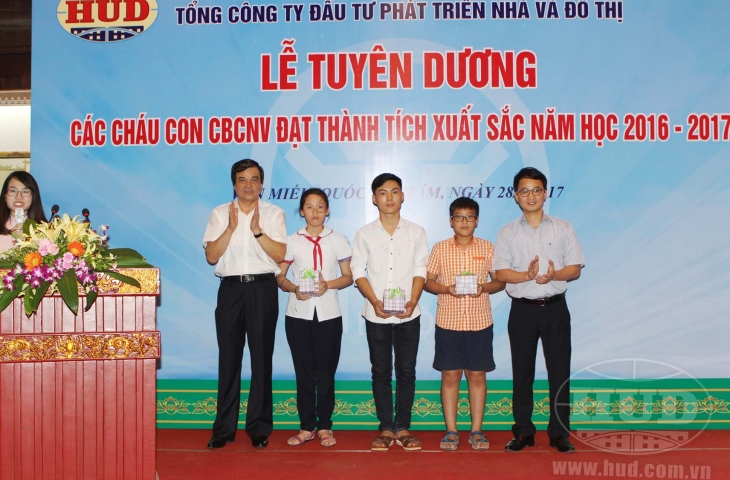 Tổng công ty HUD tổ chức lễ “Tuyên dương các cháu học sinh là con CBCNV  Tổng công ty đạt thành tích xuất sắc năm học 2016-2017” tại Văn Miếu – Quốc Tử Giám