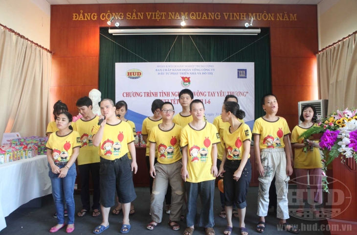 Đoàn thanh niên Tổng Công ty HUD tổ chức chương trình từ thiện “Vòng tay yêu thương” tại Bệnh viện Điều dưỡng và  Phục hồi chức năng – Làng Hòa Bình – Thanh Xuân, Hà Nội