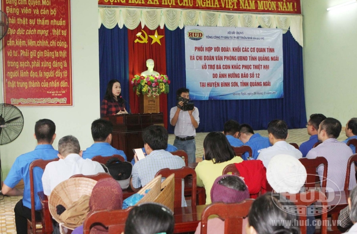 Đảng ủy Tổng công ty Đầu tư phát triển nhà và đô thị hỗ trợ một số hộ dân ở huyện Bình Sơn, tỉnh Quảng Ngãi khắc phục hậu quả cơn bão số 12