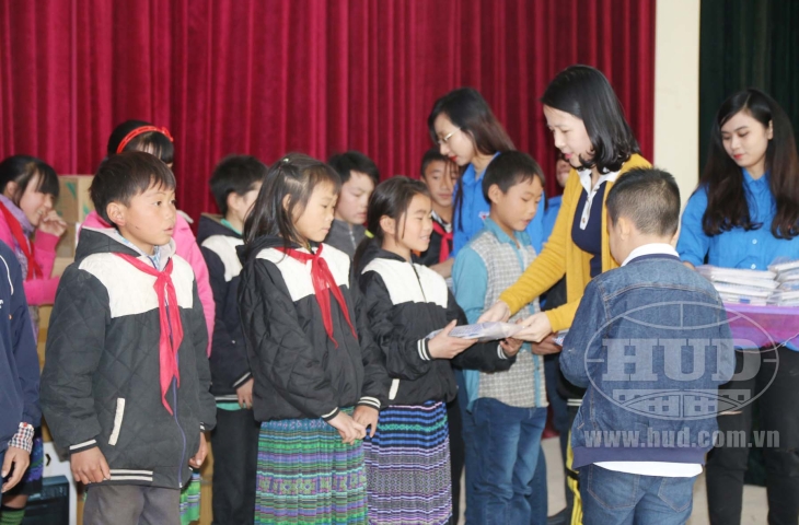 Đoàn Thanh niên HUD thực hiện Chương trình tình nguyện an sinh xã hội “Áo ấm mùa đông năm 2016”