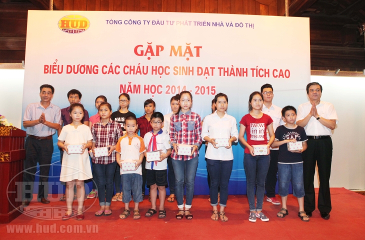Tổng công ty tổ chức gặp mặt, biểu dương các cháu  là con CBCNVLĐ đạt thành tích cao trong học tập năm 2014-2015