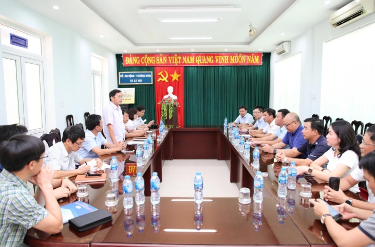 Tổng công ty HUD tặng quà trị ân tới 45 Mẹ VNAH của tỉnh Quảng trị và hỗ trợ 1 tỷ đồng xây dựng đường vào nghĩa trang LSQG Đường 9