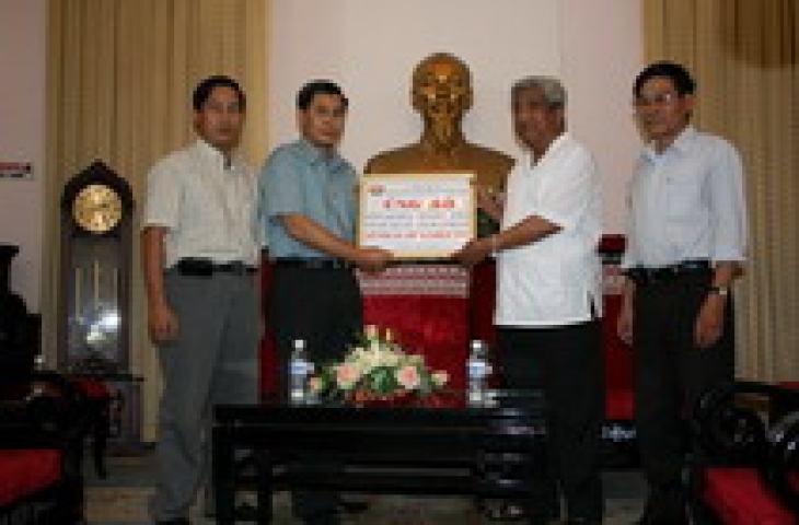 TCty HUD ủng hộ đồng bào bị bão lụt 100 triệu đồng