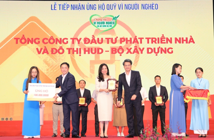 Tổng công ty HUD ủng hộ quỹ “Vì người nghèo” của Tp. Hà Nội 100 triệu đồng