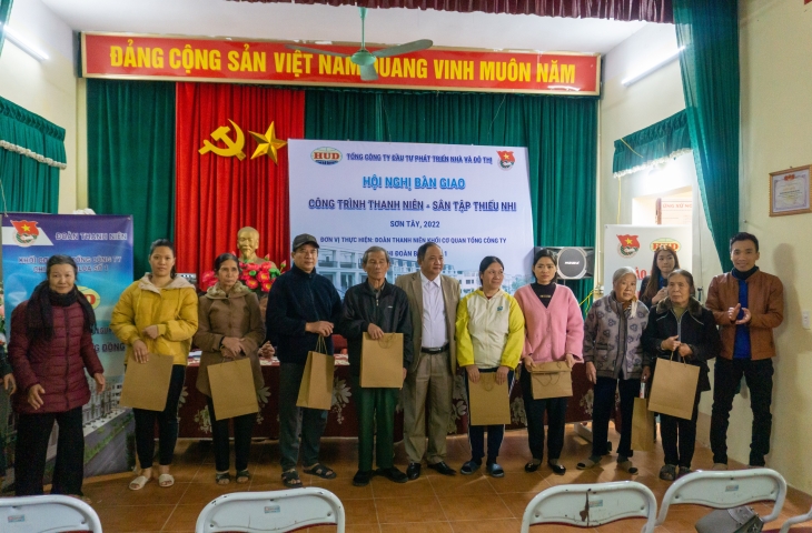 Đoàn Thanh niên Khối cơ quan Tổng công ty HUD bàn giao “Công trình thanh niên – sân tập thể dục thể thao” cho phường Trung Hưng, thị xã Sơn Tây, Tp. Hà Nội