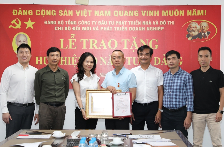 Chi bộ Đổi mới và phát triển doanh nghiệp tổ chức Lễ trao tặng huy hiệu 30 năm tuổi Đảng cho Đảng viên