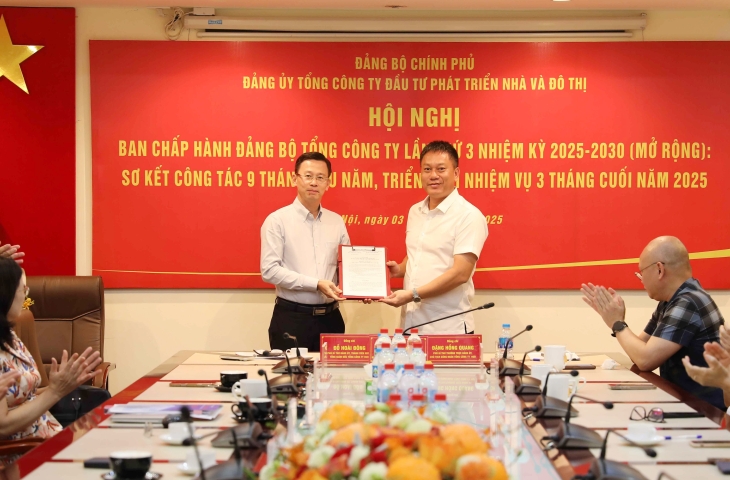 Trao Quyết định bổ nhiệm Phó Tổng giám đốc Tổng công ty Đầu tư phát triển nhà và đô thị